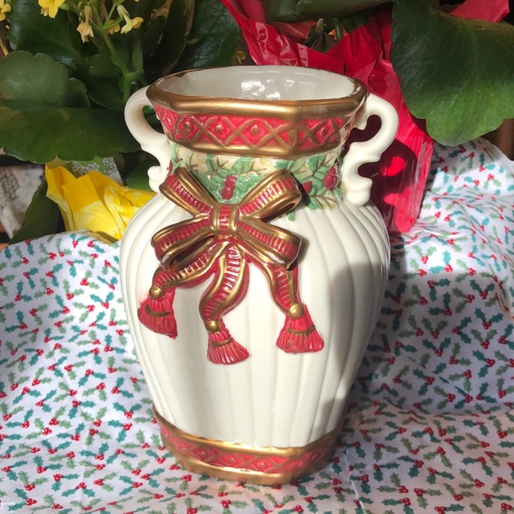 Christmas Vase. 7.5 inches - Picture 1 of 5
